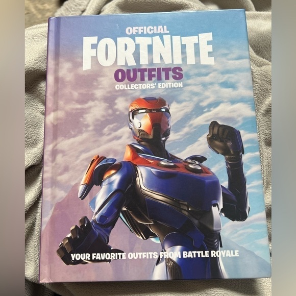 Official Fornite Outfit Hardcover Book, Collectors Edition, Battle Royale - Picture 1 of 10